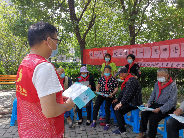 耄耋老人庆六一  反邪宣传紧相随341.png